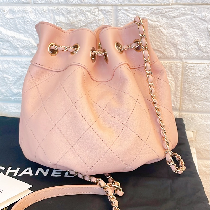 近新熱賣款附保卡購買影本✨Chanel香奈兒菱格紋雙C皮穿鏈抽繩水桶包/粉-5