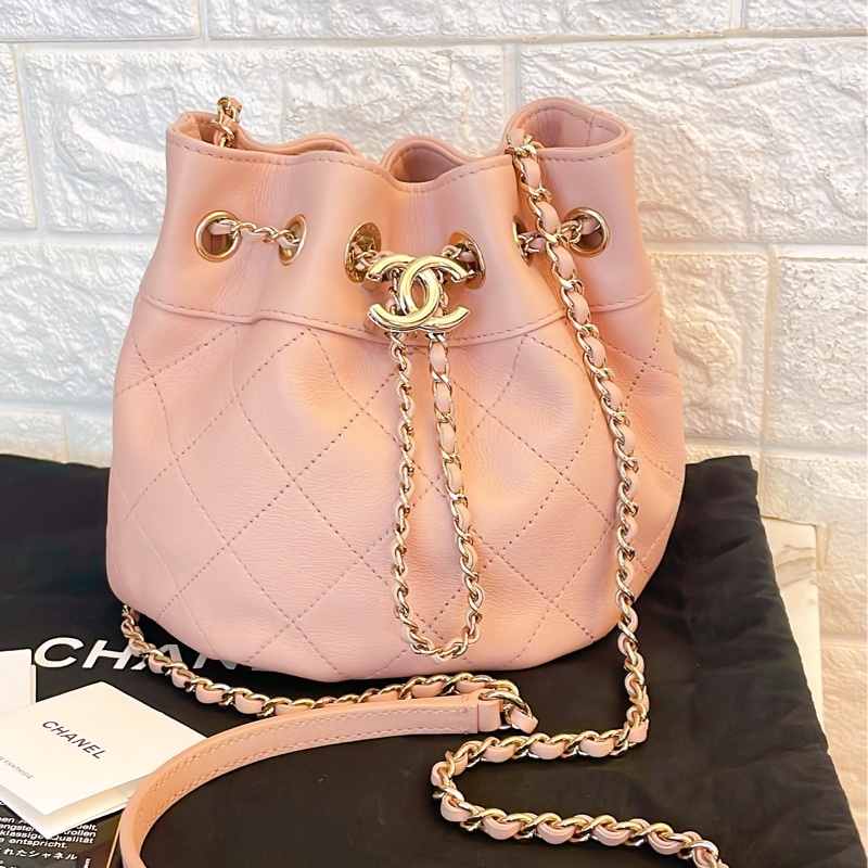 近新熱賣款附保卡購買影本✨Chanel香奈兒菱格紋雙C皮穿鏈抽繩水桶包/粉-6