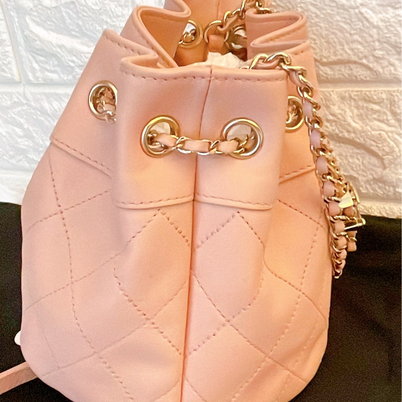 近新熱賣款附保卡購買影本✨Chanel香奈兒菱格紋雙C皮穿鏈抽繩水桶包/粉-20