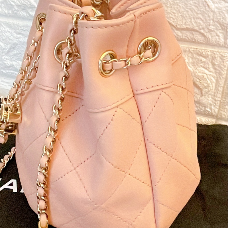 近新熱賣款附保卡購買影本✨Chanel香奈兒菱格紋雙C皮穿鏈抽繩水桶包/粉-21