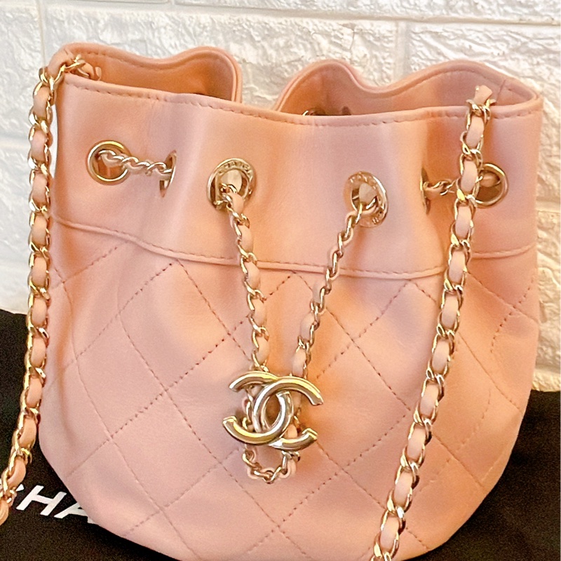 近新熱賣款附保卡購買影本✨Chanel香奈兒菱格紋雙C皮穿鏈抽繩水桶包/粉-23