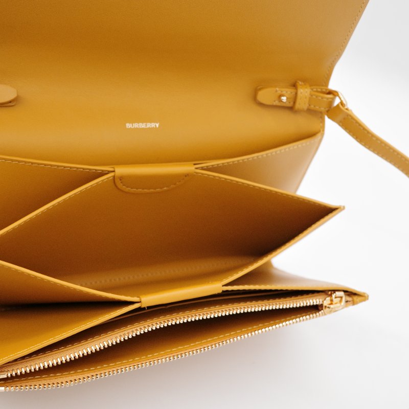 Burberry巴寶莉 Hazelmere 經典LOGO 芥末黃 牛皮 鏈帶 斜背包 手拿包 錢包-9