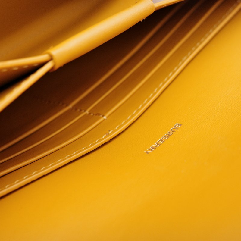 Burberry巴寶莉 Hazelmere 經典LOGO 芥末黃 牛皮 鏈帶 斜背包 手拿包 錢包-12