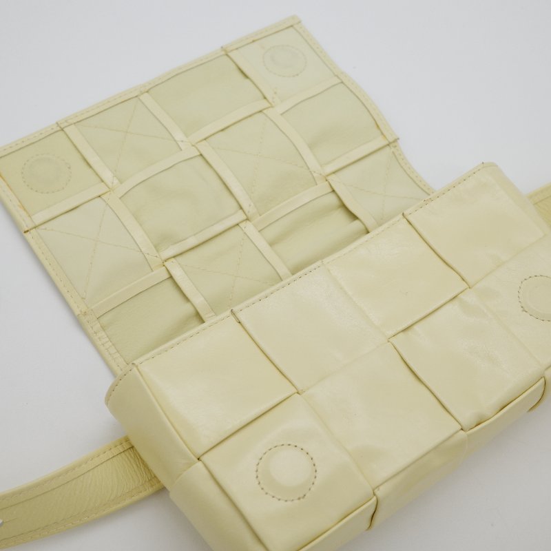 Bottega Veneta寶緹嘉 Cassette 淺黃色編織牛皮 斜背相機包-4