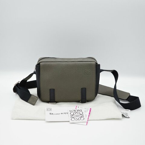 男生必入超級好看【CP 精選🌟小編推薦】Loewe 羅威 Military XS 軍綠色 粒面小牛皮 斜背包 信差包｜專櫃 82,000