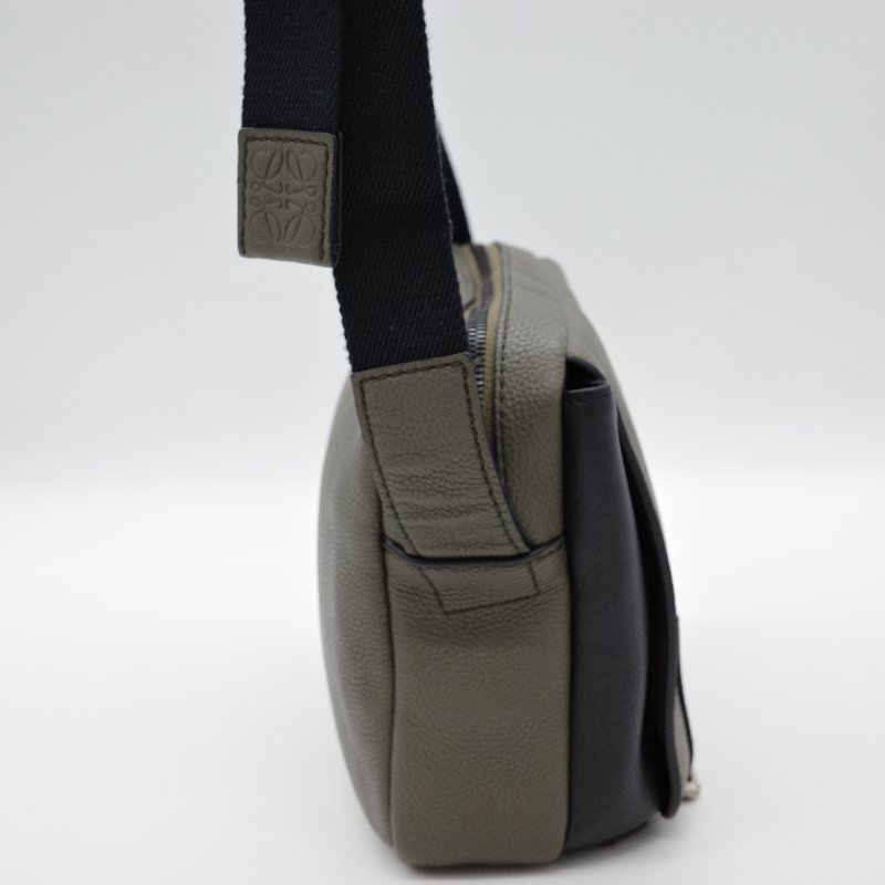 Loewe 羅威 Military XS 軍綠色 粒面小牛皮 斜背包 信差包-4