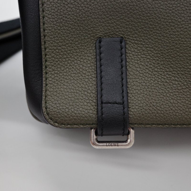 Loewe 羅威 Military XS 軍綠色 粒面小牛皮 斜背包 信差包-6