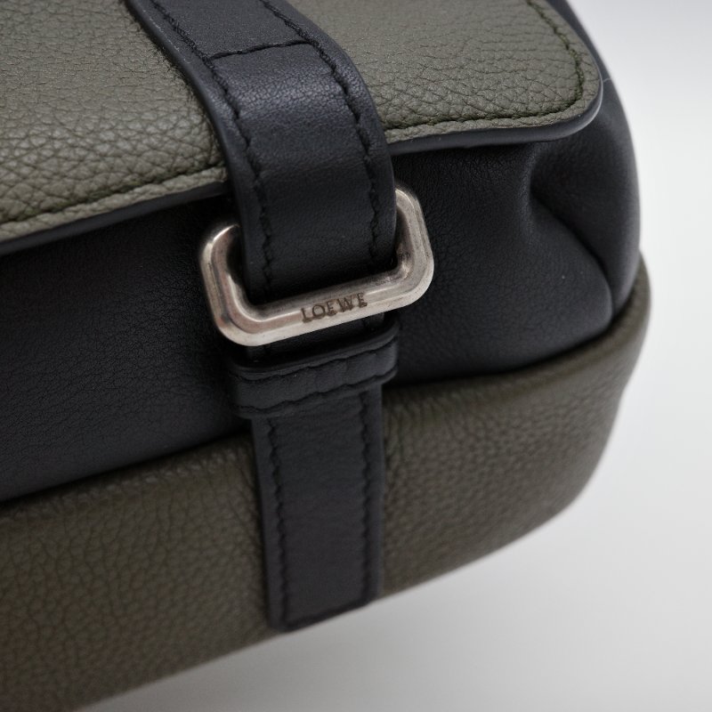 Loewe 羅威 Military XS 軍綠色 粒面小牛皮 斜背包 信差包-7