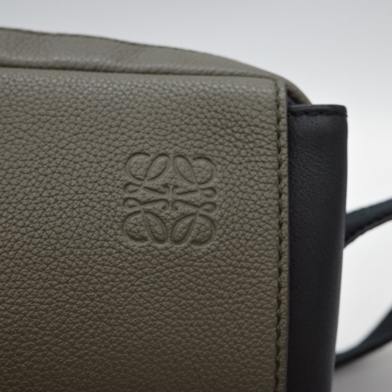 Loewe 羅威 Military XS 軍綠色 粒面小牛皮 斜背包 信差包-8