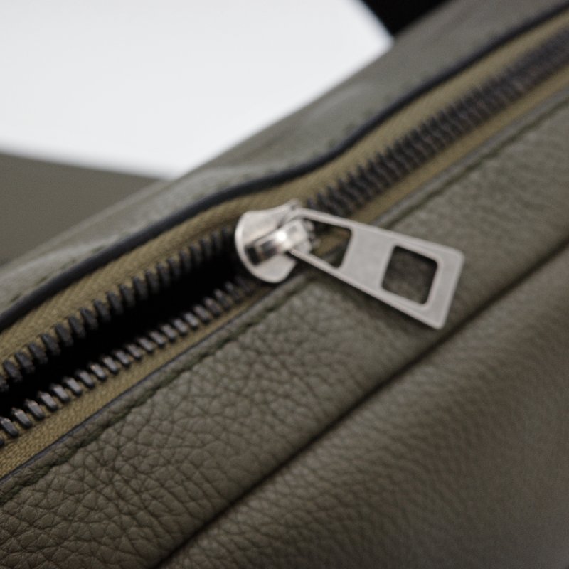 Loewe 羅威 Military XS 軍綠色 粒面小牛皮 斜背包 信差包-9