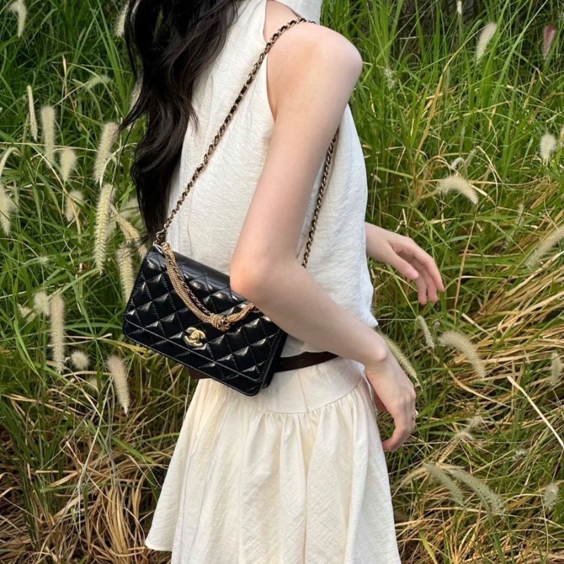 CHANEL 黑金紐結流蘇鏈條油蠟牛皮手提Woc包19*12*3 全新閒置配件塵袋-0