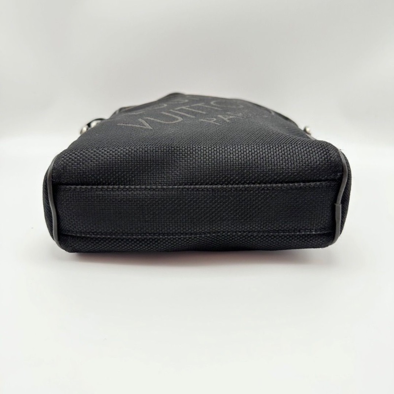 LV黑色帆布肩背斜背包20*25*7 98新 配件塵袋-4