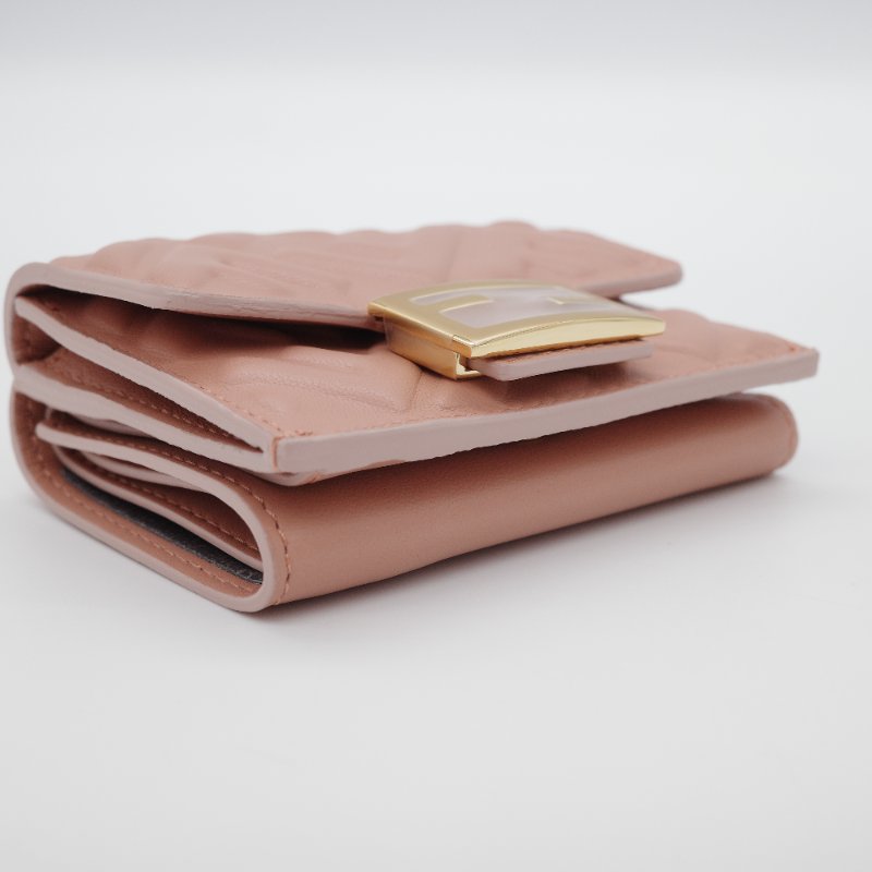 Fendi 芬迪 Baguette Micro  FF Logo腮紅粉 羊皮 三折短夾-4