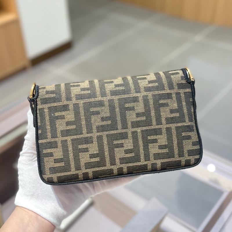 Fendi芬迪mini法棍老花链条包-1