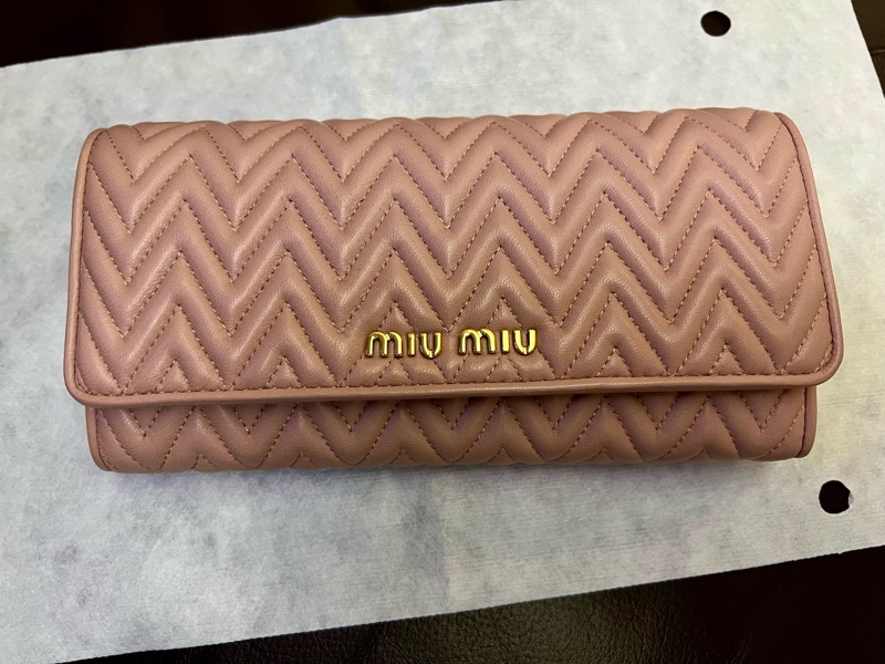 Miu Miu 祼粉紅色長銀包-1