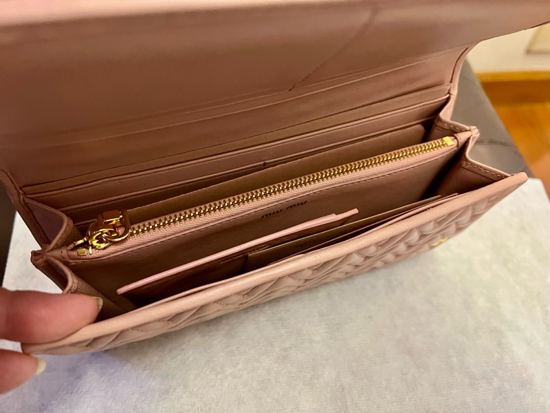 Miu Miu 祼粉紅色長銀包-3