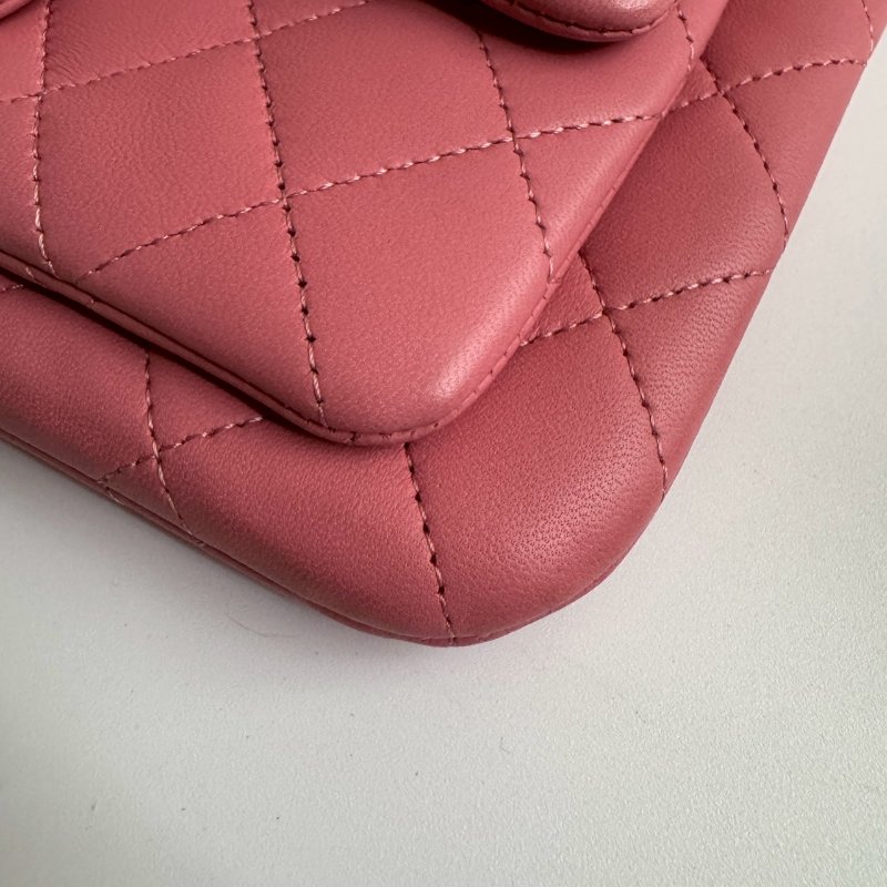 ✨近九成新 Chanel 粉色羊皮菱格紋斜背包-5