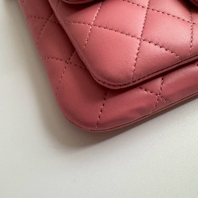 ✨近九成新 Chanel 粉色羊皮菱格紋斜背包-6