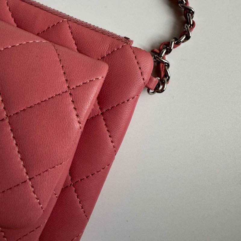 ✨近九成新 Chanel 粉色羊皮菱格紋斜背包-9