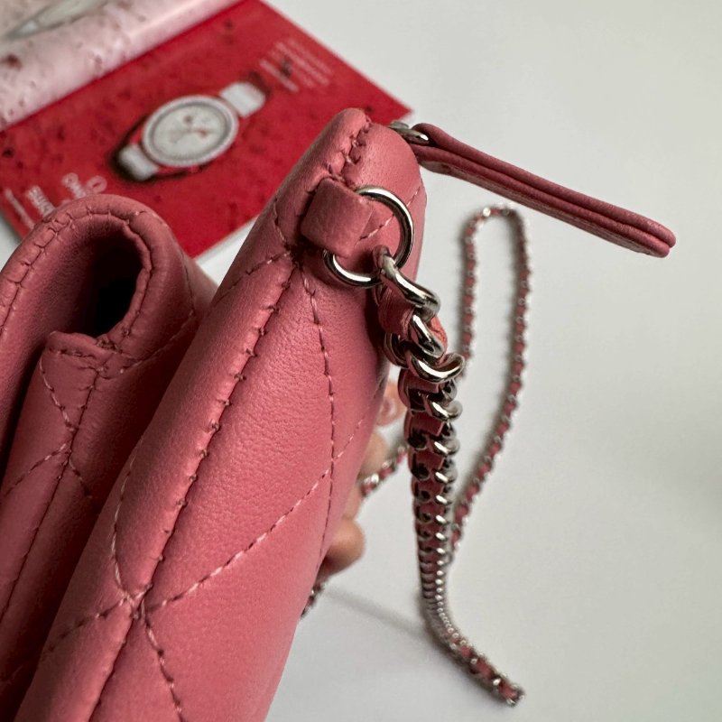 ✨近九成新 Chanel 粉色羊皮菱格紋斜背包-11