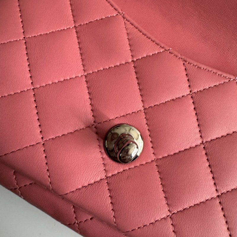 ✨近九成新 Chanel 粉色羊皮菱格紋斜背包-13