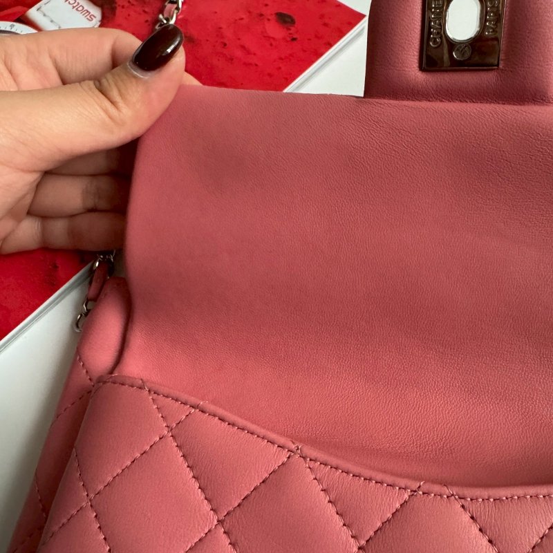 ✨近九成新 Chanel 粉色羊皮菱格紋斜背包-14