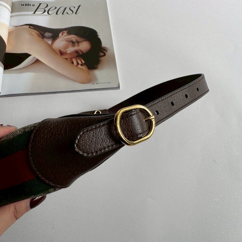 🎉時尚單品 GUCCI 經典老花彎月迷你腋下包-10