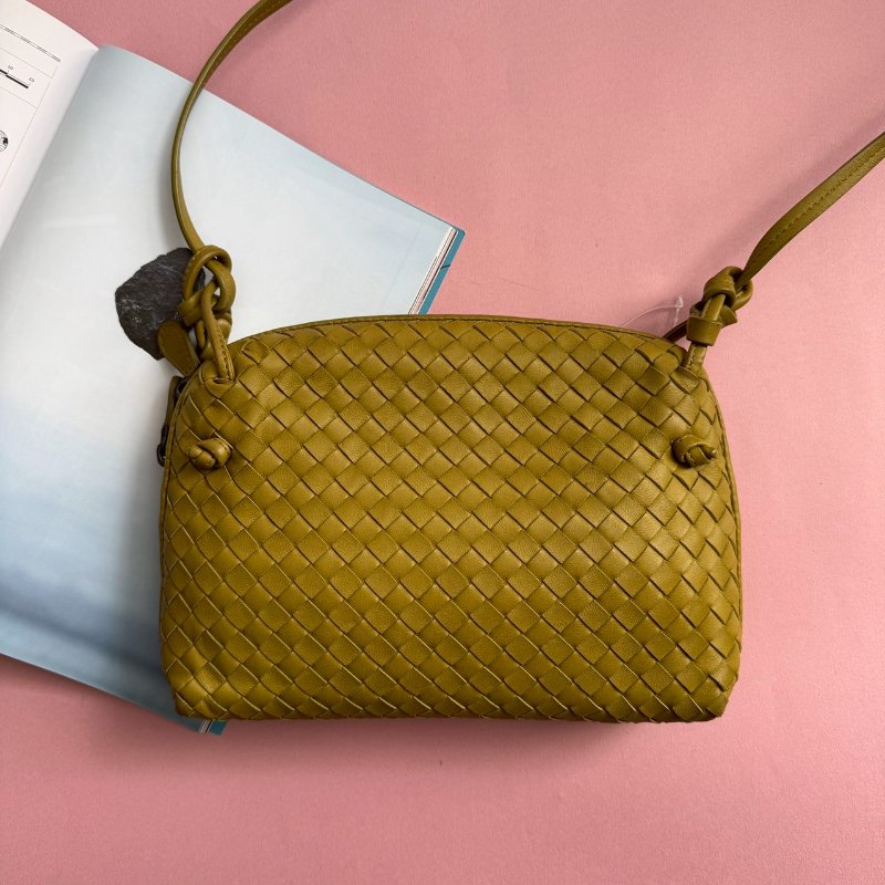 🎆羊皮不用2萬 BV 芥末綠貝殼羊皮斜背包-0