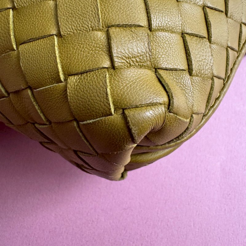 🎆羊皮不用2萬 BV 芥末綠貝殼羊皮斜背包-2