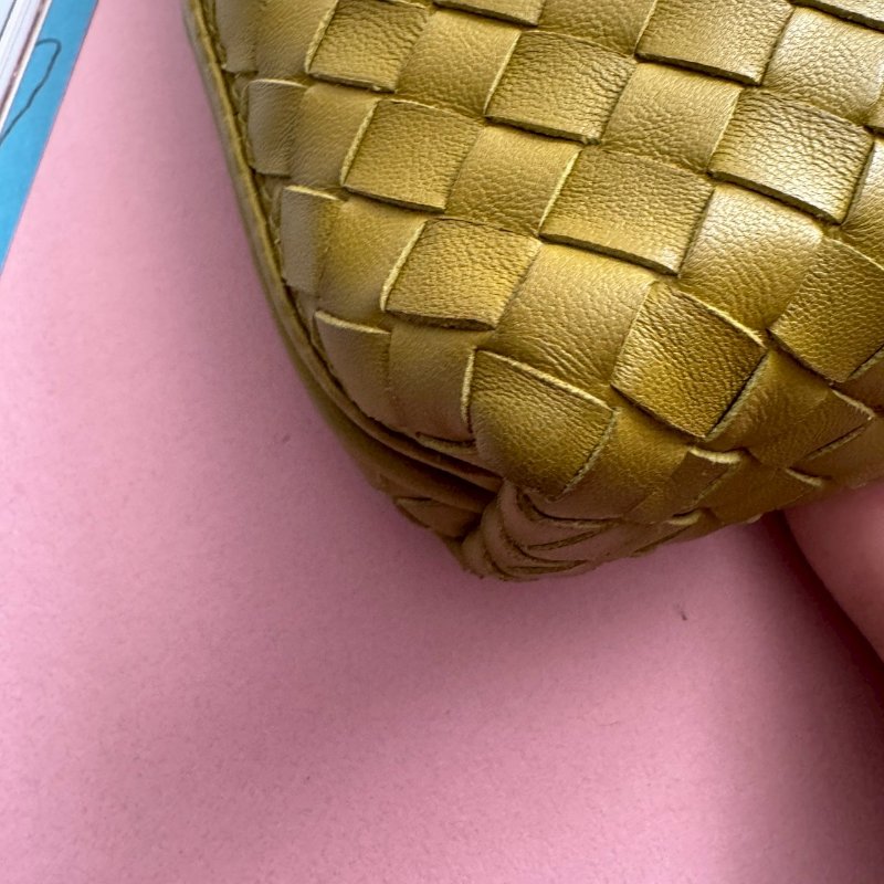 🎆羊皮不用2萬 BV 芥末綠貝殼羊皮斜背包-3