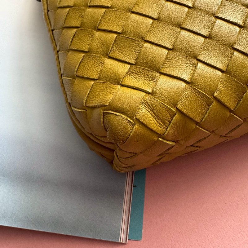 🎆羊皮不用2萬 BV 芥末綠貝殼羊皮斜背包-5