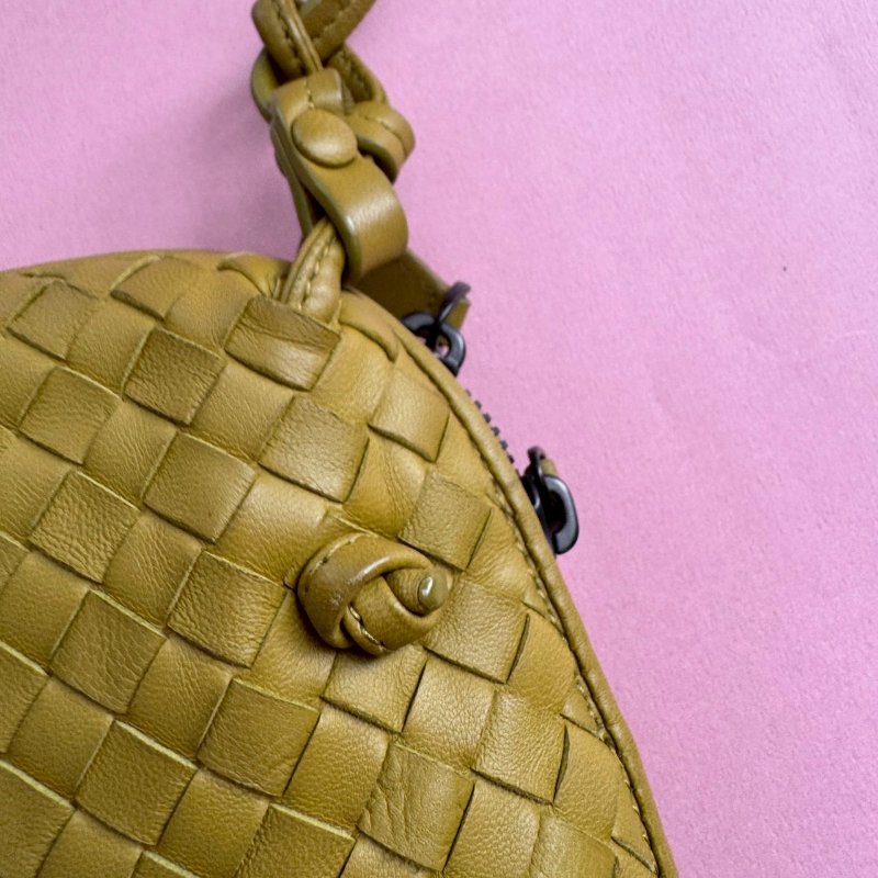🎆羊皮不用2萬 BV 芥末綠貝殼羊皮斜背包-7