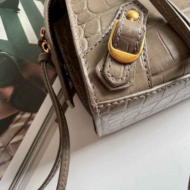 ✨超級可愛 BALENCIAGA 灰色鱷魚壓紋CITY MINI 機車包-6