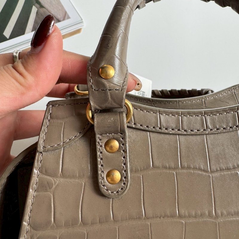 ✨超級可愛 BALENCIAGA 灰色鱷魚壓紋CITY MINI 機車包-22