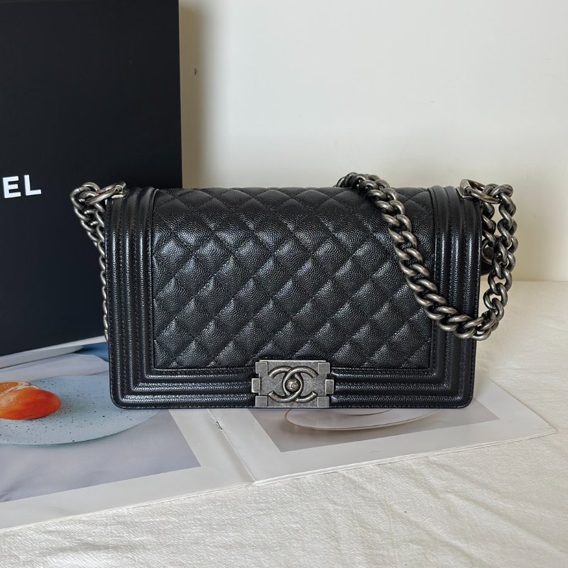 CHANEL Boy25 粒面牛皮口蓋包 - 黑銀26開-0