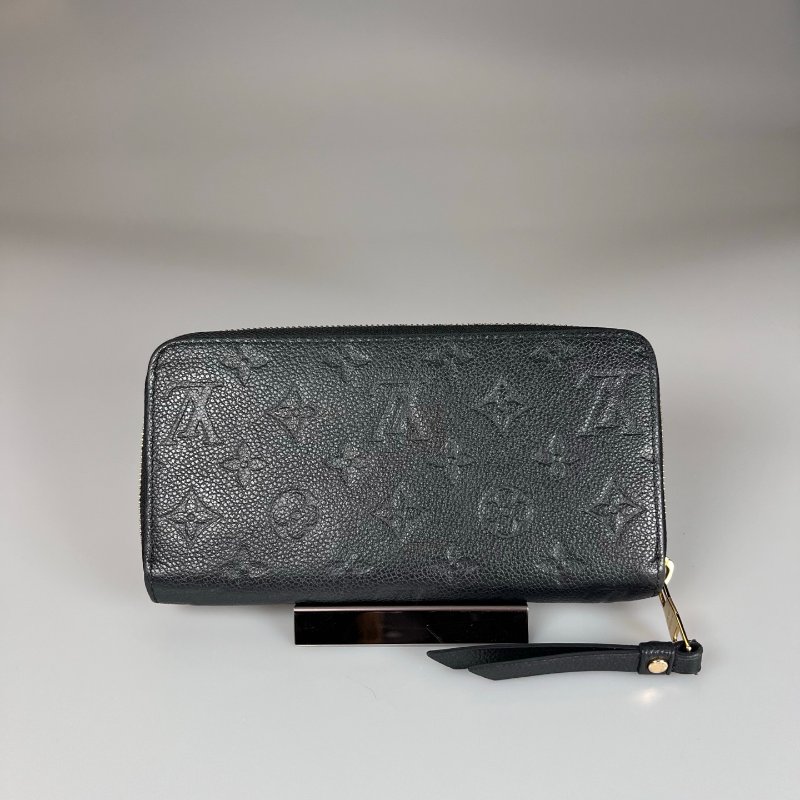 LV Ｍ61864 黑壓紋ㄇ拉長夾-1