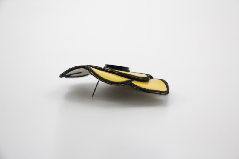 Chanel Vintage 95年橡膠黃色刺繡山茶花胸針-5