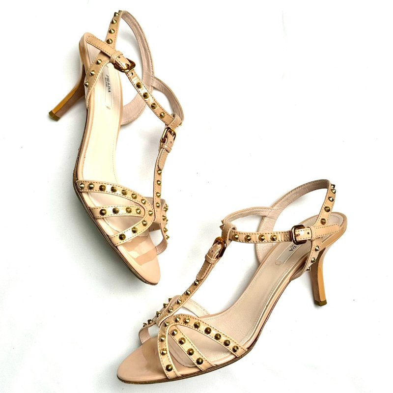 Prada 米色亮面漆皮鉚釘 T 字帶涼鞋-0