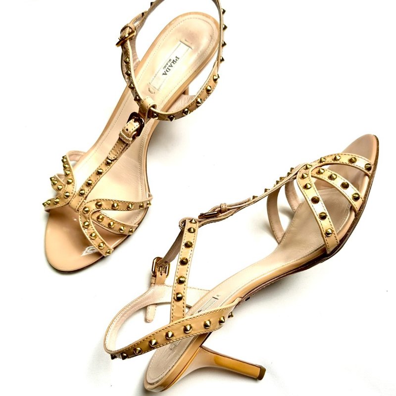 Prada 米色亮面漆皮鉚釘 T 字帶涼鞋-1