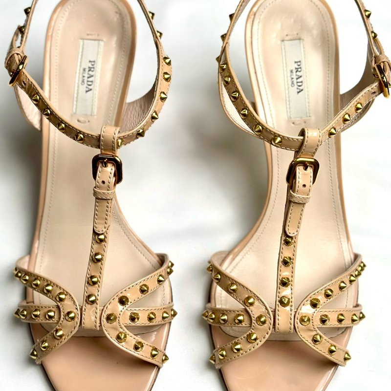 Prada 米色亮面漆皮鉚釘 T 字帶涼鞋-2