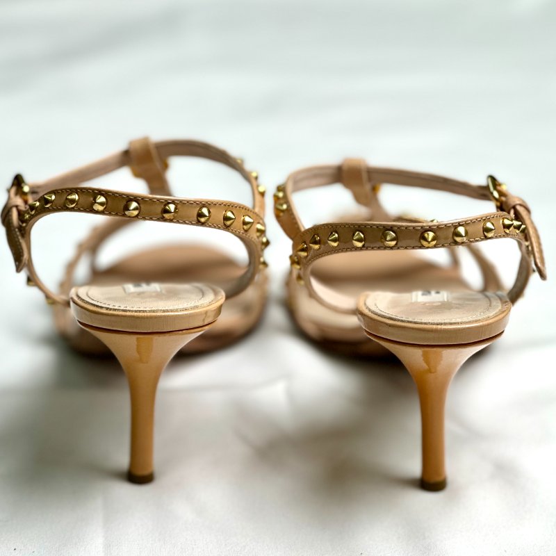 Prada 米色亮面漆皮鉚釘 T 字帶涼鞋-3