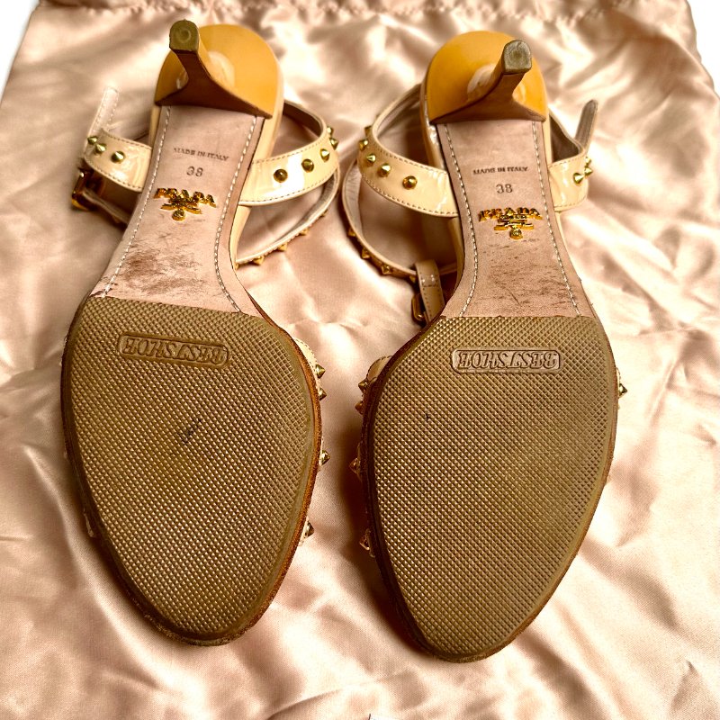 Prada 米色亮面漆皮鉚釘 T 字帶涼鞋-4