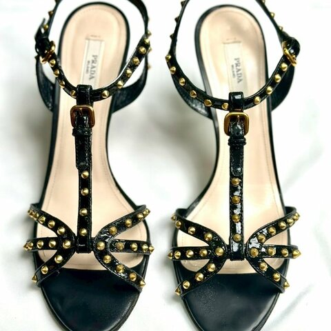 Prada 黑色亮面漆皮鉚釘 T 字帶涼鞋