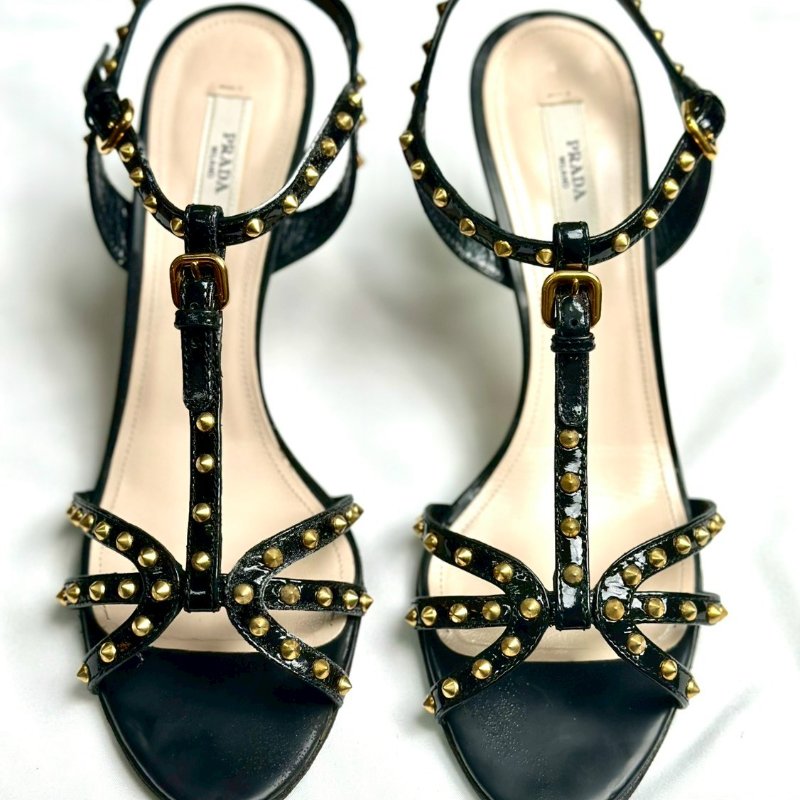 Prada 黑色亮面漆皮鉚釘 T 字帶涼鞋-0