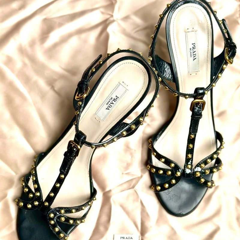 Prada 黑色亮面漆皮鉚釘 T 字帶涼鞋-1