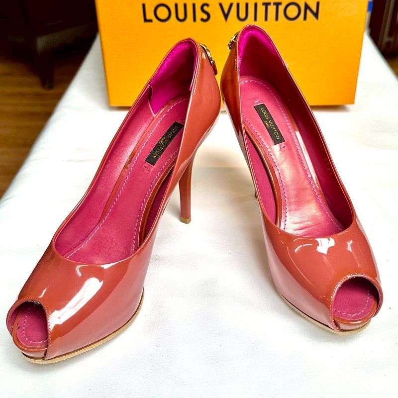 Louis Vuitton 櫻花粉漆皮金鎖頭高跟鞋-0