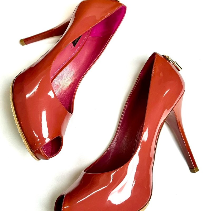 Louis Vuitton 櫻花粉漆皮金鎖頭高跟鞋-1