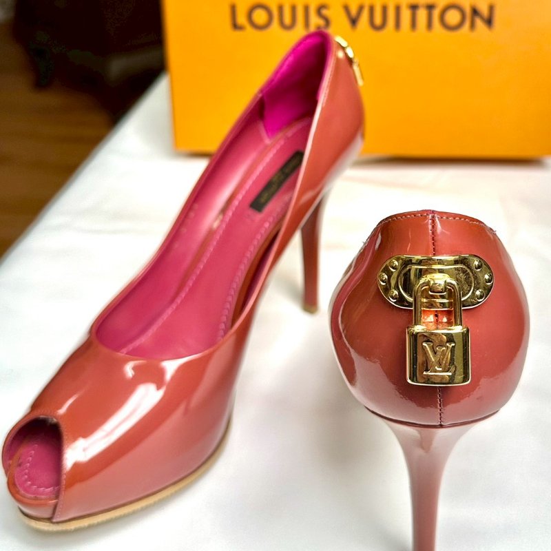 Louis Vuitton 櫻花粉漆皮金鎖頭高跟鞋-2