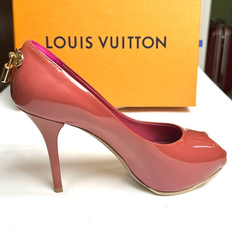 Louis Vuitton 櫻花粉漆皮金鎖頭高跟鞋-3