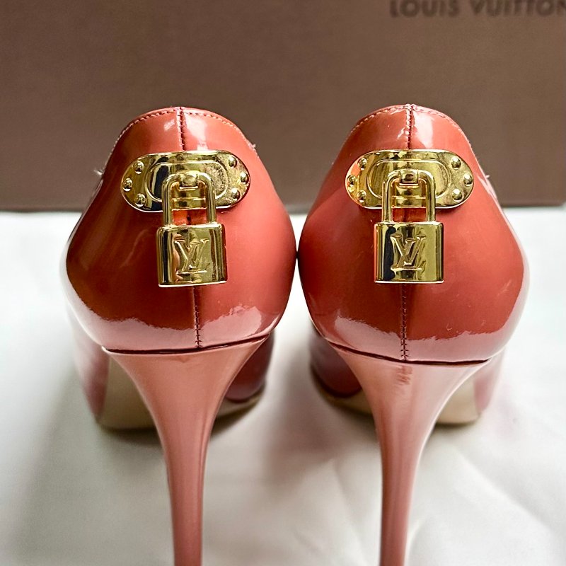 Louis Vuitton 櫻花粉漆皮金鎖頭高跟鞋-4